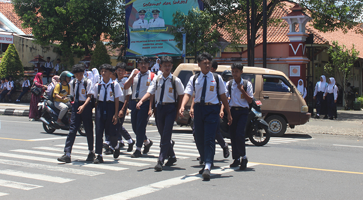 ANTUSIAS: Para peserta didik di SDN 1 Krasak tengah melakukan kegiatan belajar mengajar.(FIKRI THOHARUDIN)
