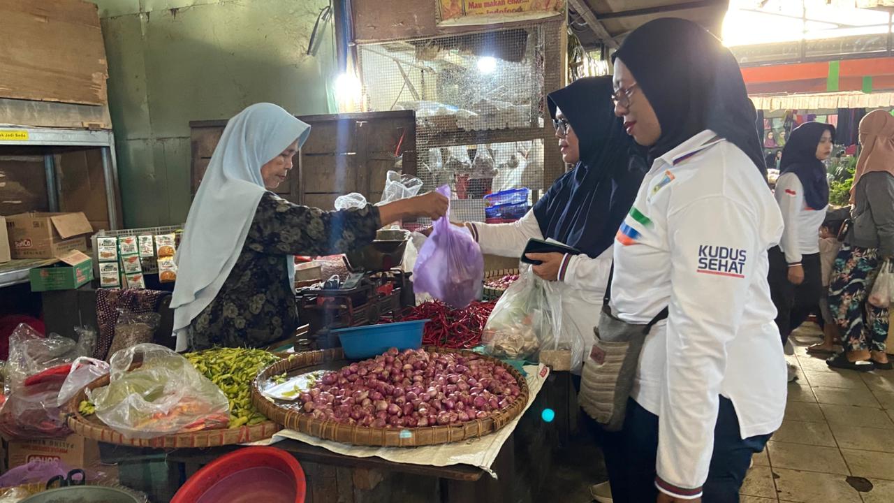 NGLARISI PEDAGANG: Sejumlah ASN membeli aneka bumbu di Pasar Kliwon Kudus saat &rdquo;Gerakan ASN Belanja di Pasar Tradisional&rdquo; .