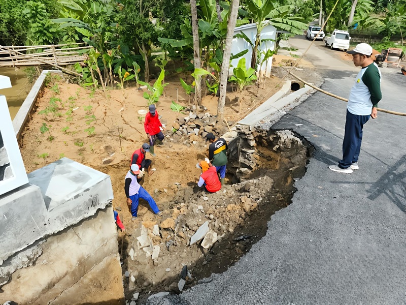 DICEK:Petugas membenarkan jembatan ambrol di Desa Pelemgede, Pucakwangi.