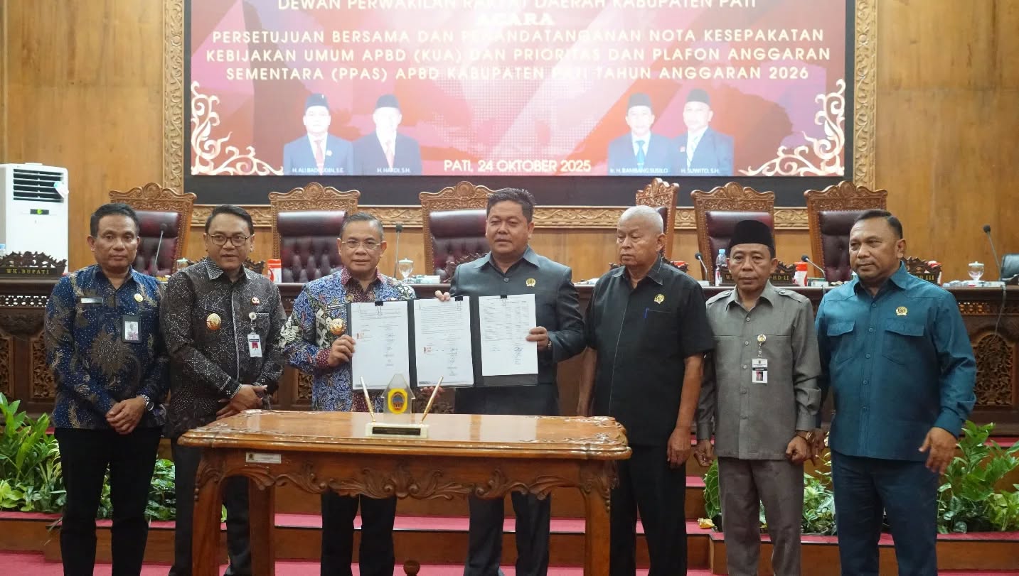Bupati Pati Sudewo bersama pimpinan DPRD Pati dalam rapat paripurna, Jumat (24/10). (HUMAS DPRD)