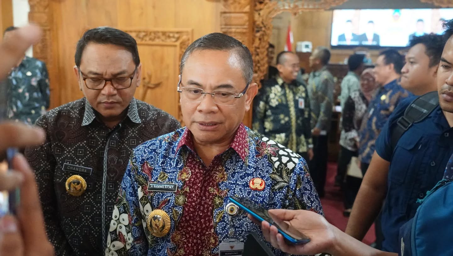 Bupati Pati Sudewo didampingi Wakil Bupati Risma Ardhi Chandra memberikan keterangan kepada wartawan. (HUMAS PATI)