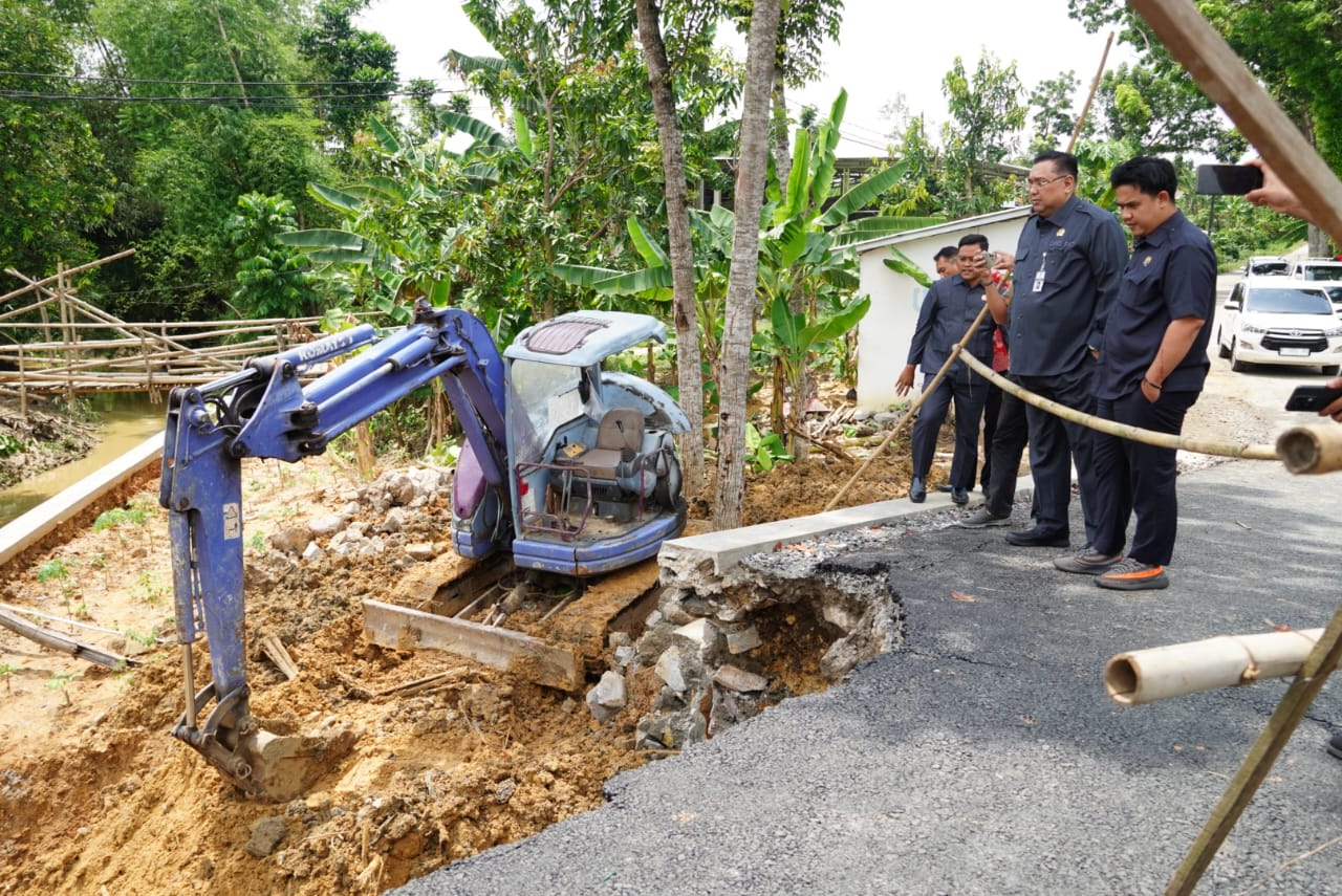 Komisi C DPRD Pati sidak ke proyek jembatan Pelemgede yang taludnya ambrol. (HUMAS DPRD PATI)