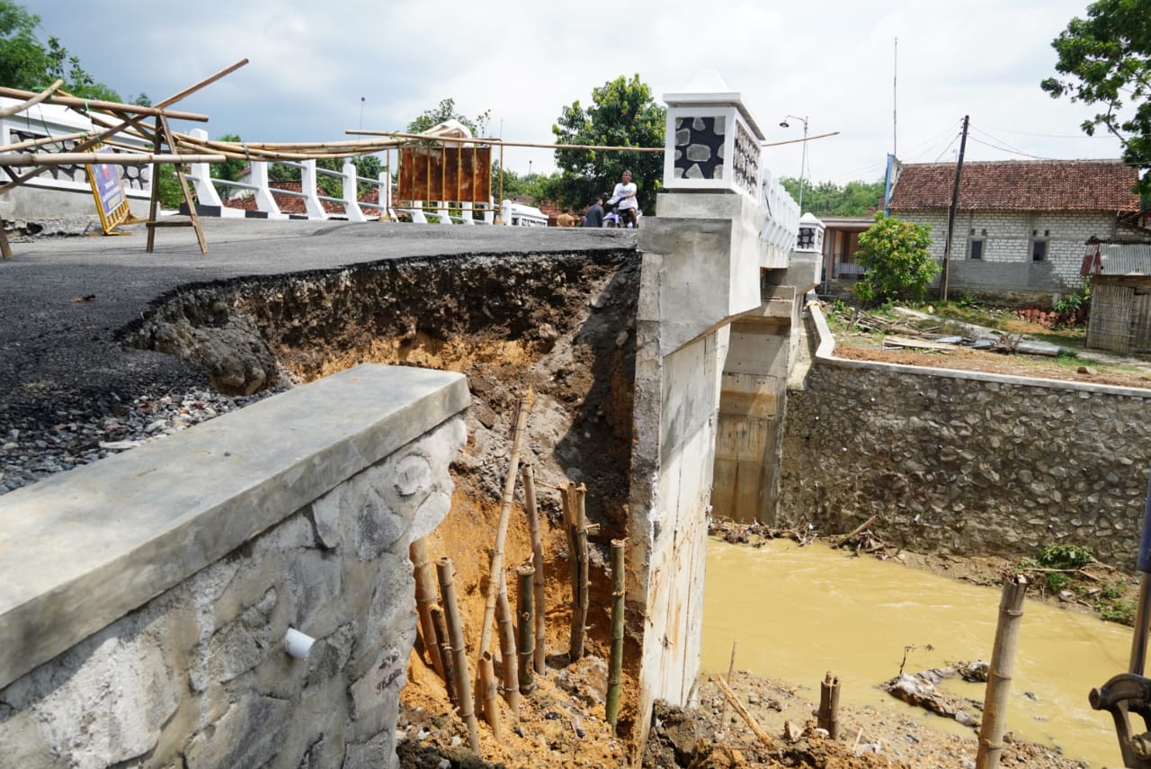 Kondisi jembatan di Pelemgede Pucakwangi yang rusak padahal baru selesai dikerjakan.