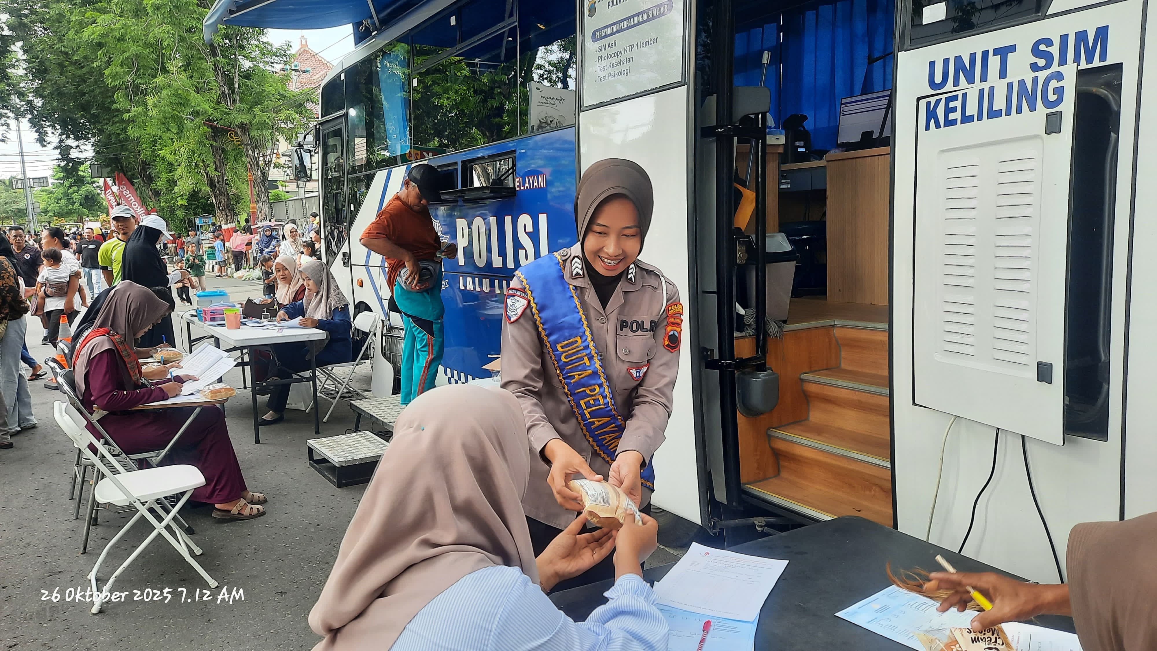 LAYANAN: Anggota Polres Grobogan saat melakukan pelayanan SIM Keliling.