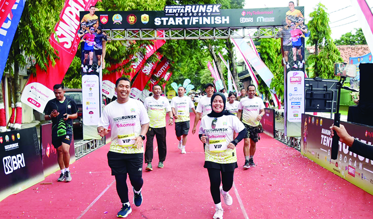MERIAH: TentaRun5K yang digelar Makodim 0717/Grobogan dalam rangka memeriahkan TMMD ke-126 Reguler saat dibuka.(INTAN MAYLANI SABRINA)