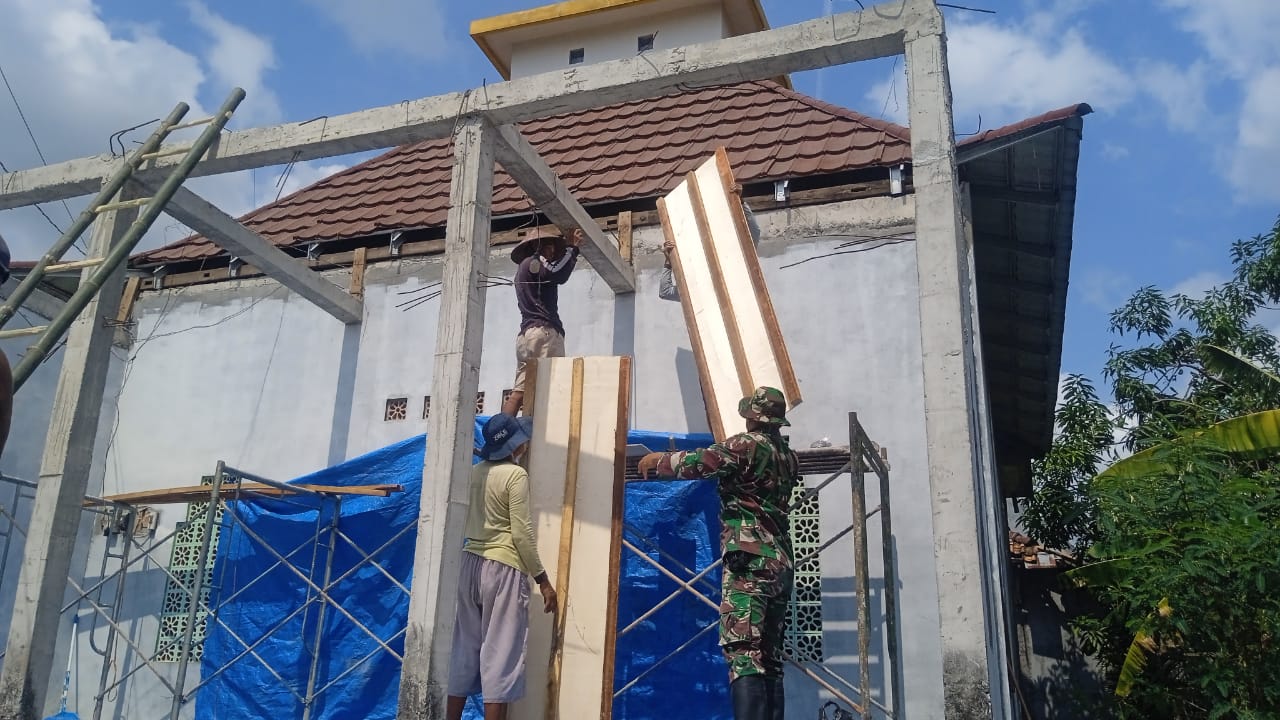 REHAB: Sejumlah Satgas TMMD dan warga saat membangun musala di Desa Karangharjo Kecamatan Pulokulon. Panas.