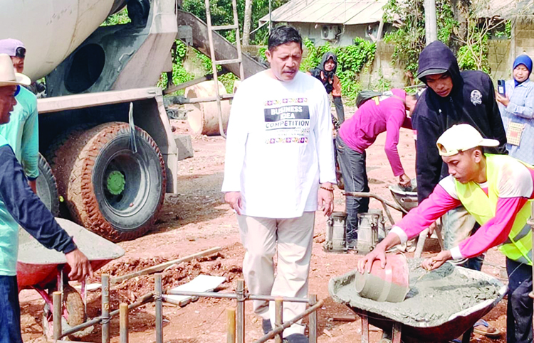 CEK PROGRES: Kepala Dindagkop dan UKM Rembang M. Mahfudz mengecek langsung proyek Pasar Hewan yang diguyur anggaran Rp 3,3 miliar.(DINDAGKOP)