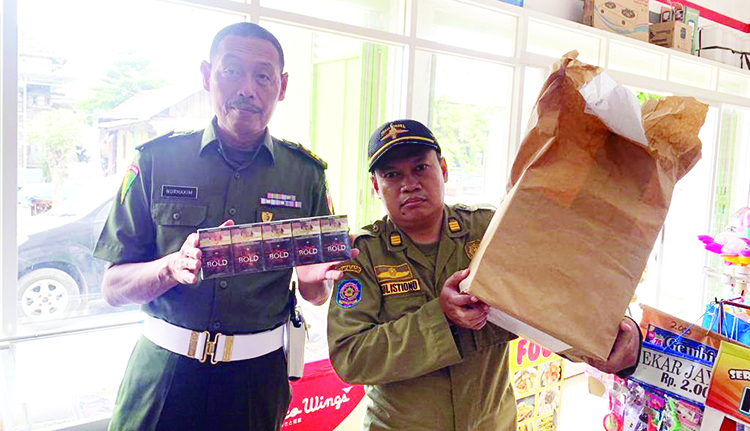 RAZIA: Satpol PP Pati razia rokok ilegal di toko-toko di wilayah Pati belum lama ini.(ANDRE FAIDHIL FALAH)