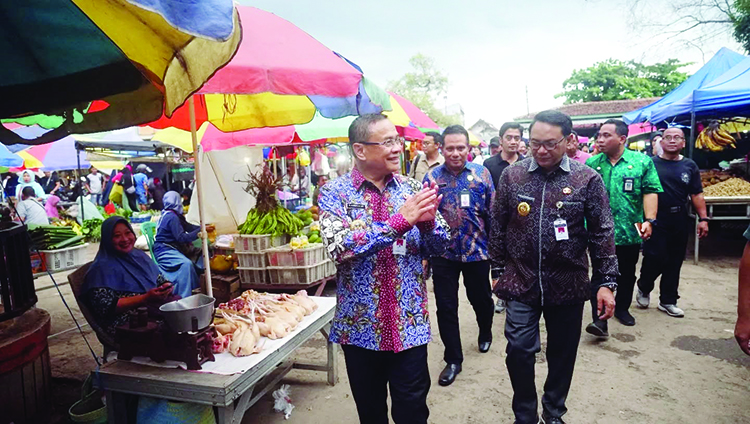 Bupati Pati bersama Wakil Bupati dan dinas terkait meninjau kondisi halaman depan Pasar Puri.(ACHMAD ULIL ALBAB)