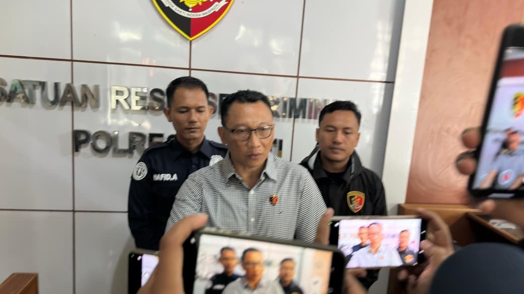 BERI KETERANGAN: Kasat Reskrim Polresta Pati, Kompol Heri Dwi Utomo jumpa pers di kantornya akhir pekan lalu.(ANDRE FAIDHIL FALAH)