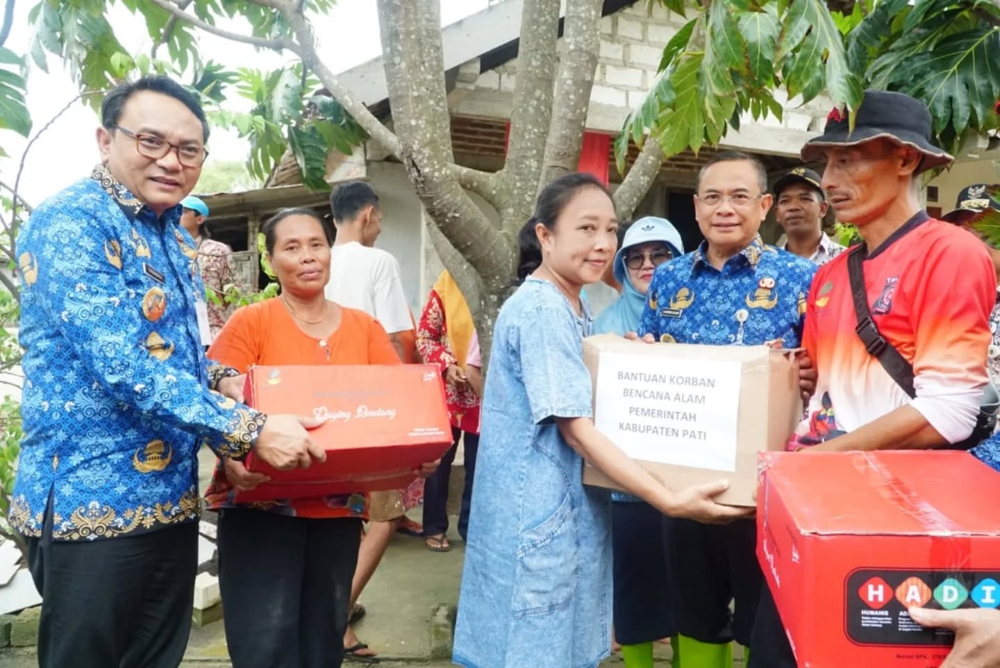 Bupati Sudewo bersama Wakil Bupati Risma Ardhi Chandra saat meninjau banjir di Kecamatan Batangan. (HUMAS PATI)