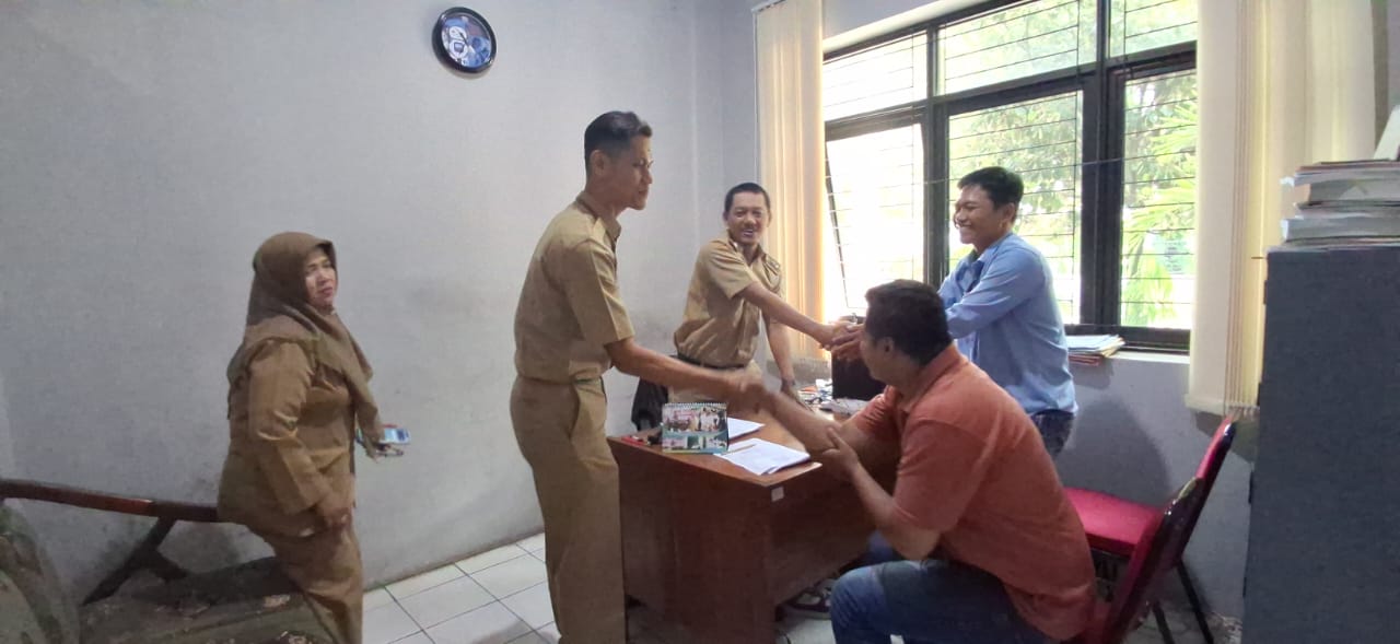 Sekcam Kota Aris Eko Purnomo memediasi antara pihak Kelurahan Purwosari dengan warga setempat pada Senin (28/10).