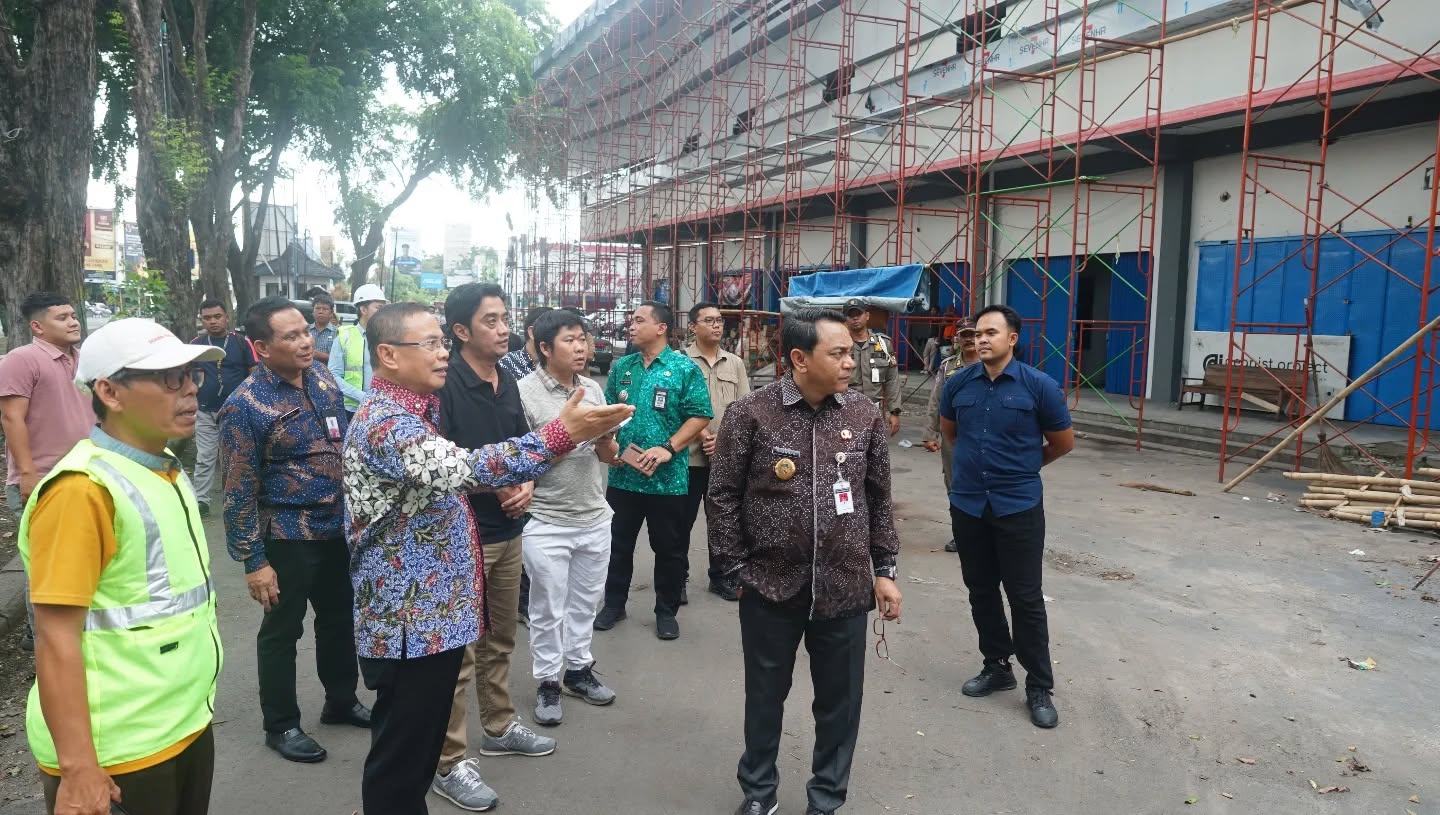 Bupati Pati Sudewo didampingi Wakil Bupati Risma Ardhi Chandra saat meninjau pembangunan GOR Pesantenan. (HUMAS PATI)