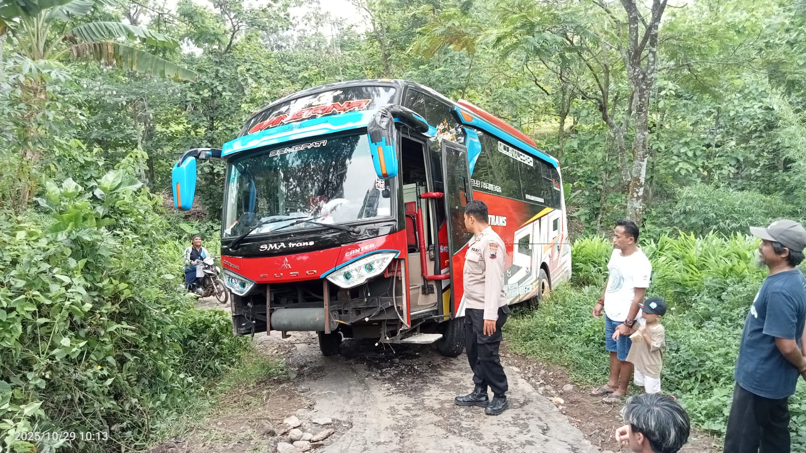 NYUNGSEP: Bus peziarah nyasar di area persawahan Desa Plukaran, Gembong pada Rabu (29/10).