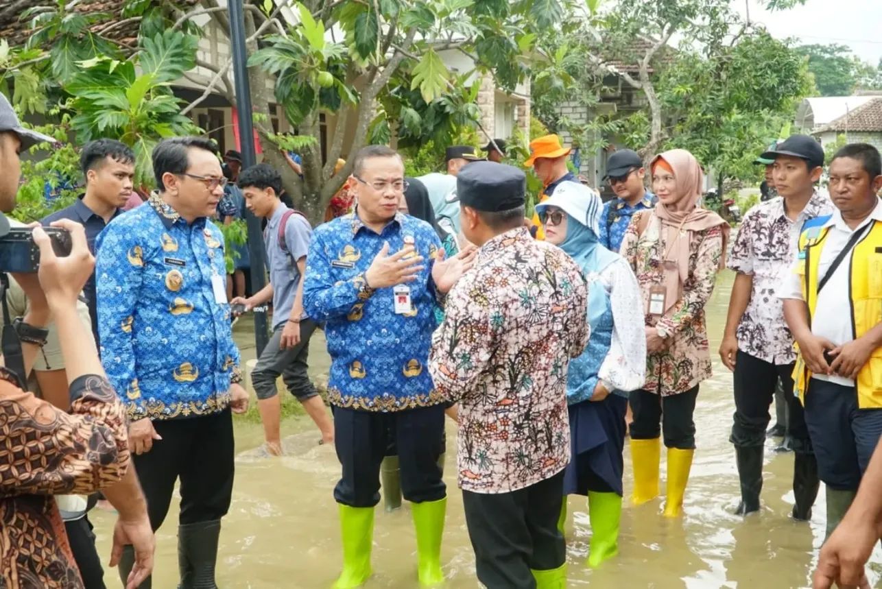 PENANGANAN BENCANA: Bupati Pati Sudewo dan Wakil Bupati Risma Ardi Chandra mengunjungi wilayah terdampak banjir belum lama ini.