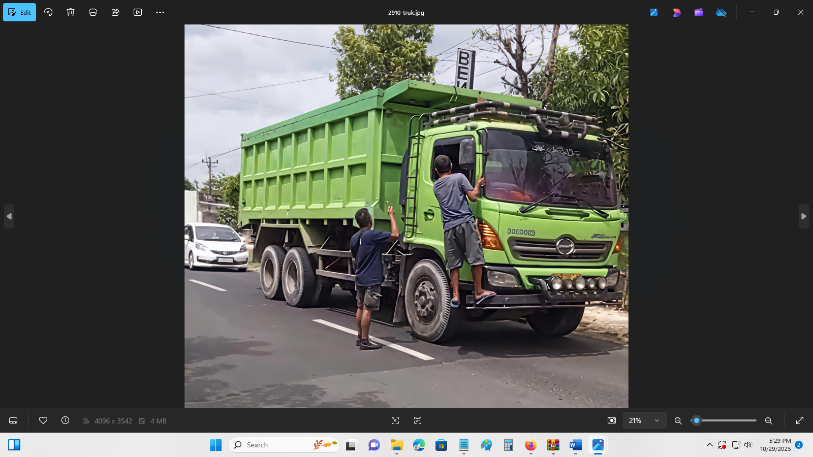 DISTOP: Warga Kecamatan Kayen menghentikan truk di tengah jalan.