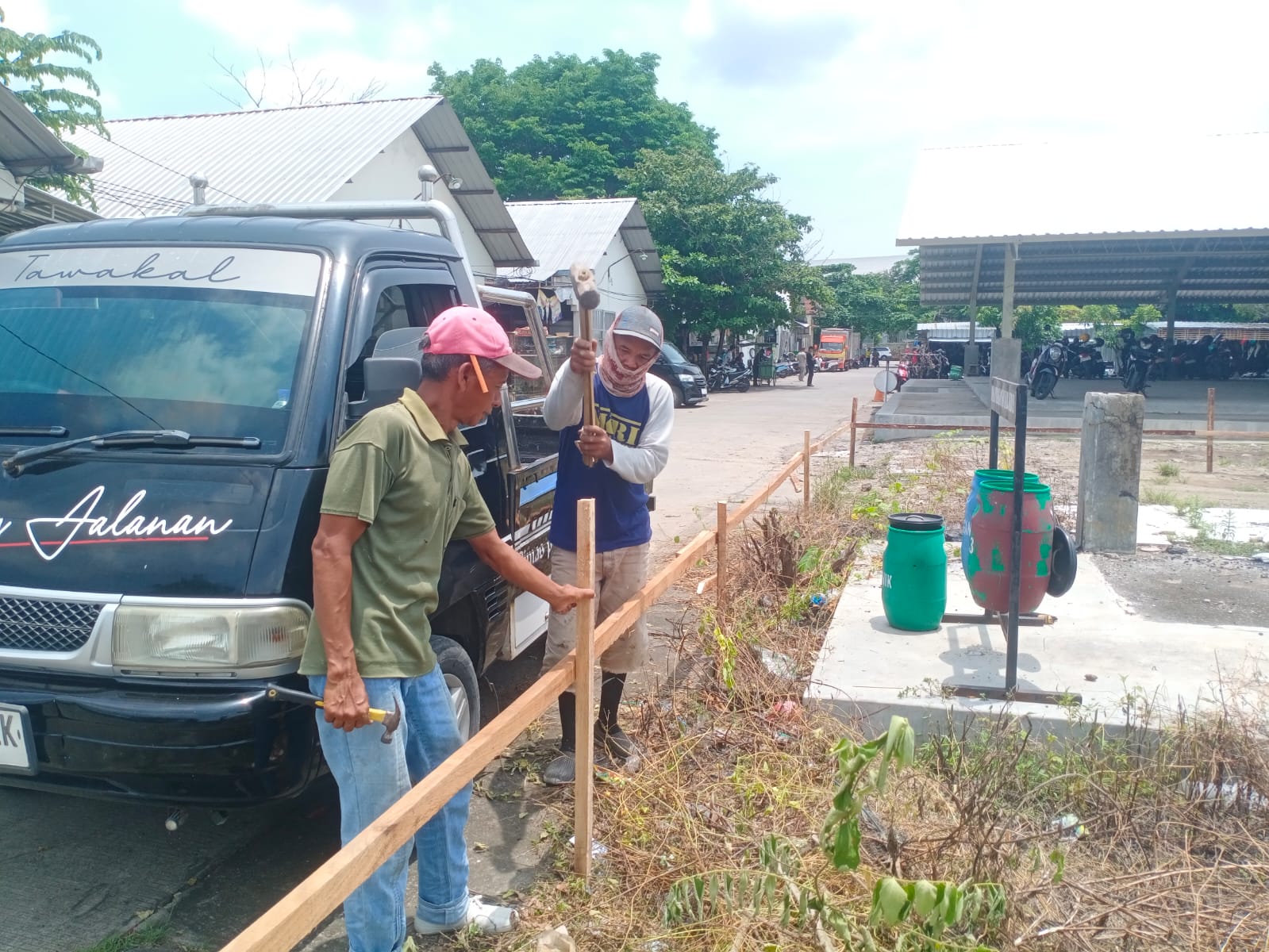 PROYEK: Petugas pembangunan Pasar Babe mulai mengerjakan proyek tahap dua kemarin.(ANDIKA TRISNA SAPUTRA)