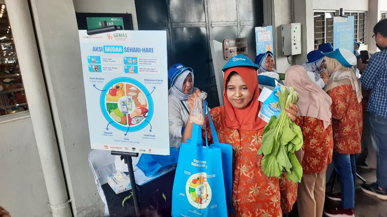 BELANJA: Karyawan SKT Karangbener melaporkan belanjanya kepada tim Belanja Pinter Gizine Bener kemarin.(INDAH SUSANTI)