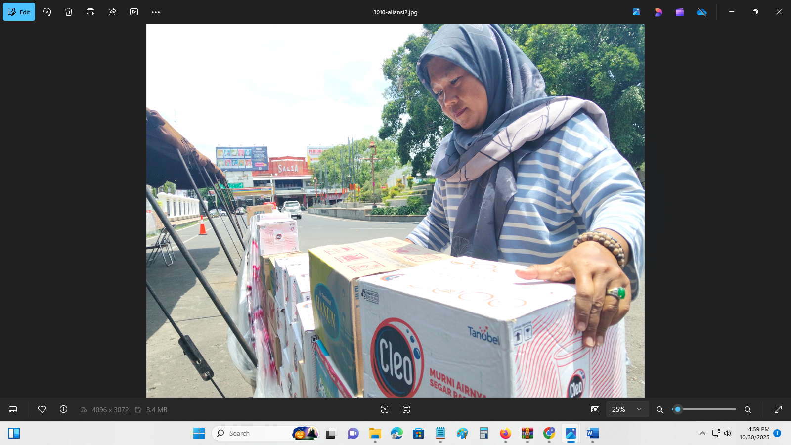 DITATA: Korlab AMPB Mulyati menata air dus di depan Posko AMPB Pada Kamis (30/10).