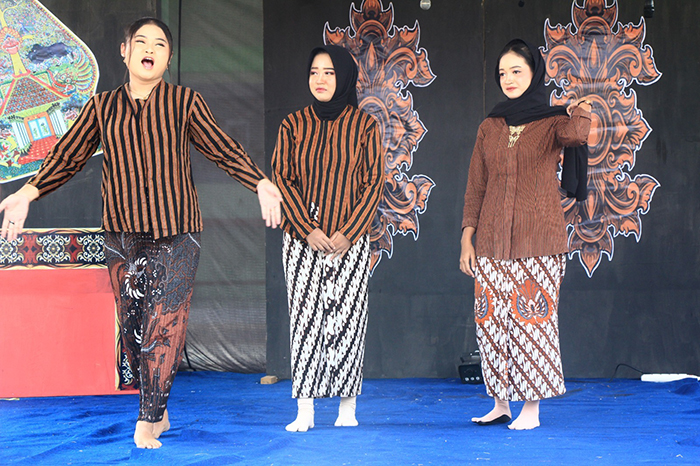 TAMPIL MAKSIMAL: Para pemain ketoprak SMAN 1 Sumber tampil maksimal pada puncak Proyek Penguatan Profil Pelajar Pancasila (P5) sekaligus peringatan Bulan Bahasa 2025.(WISNU AJI)