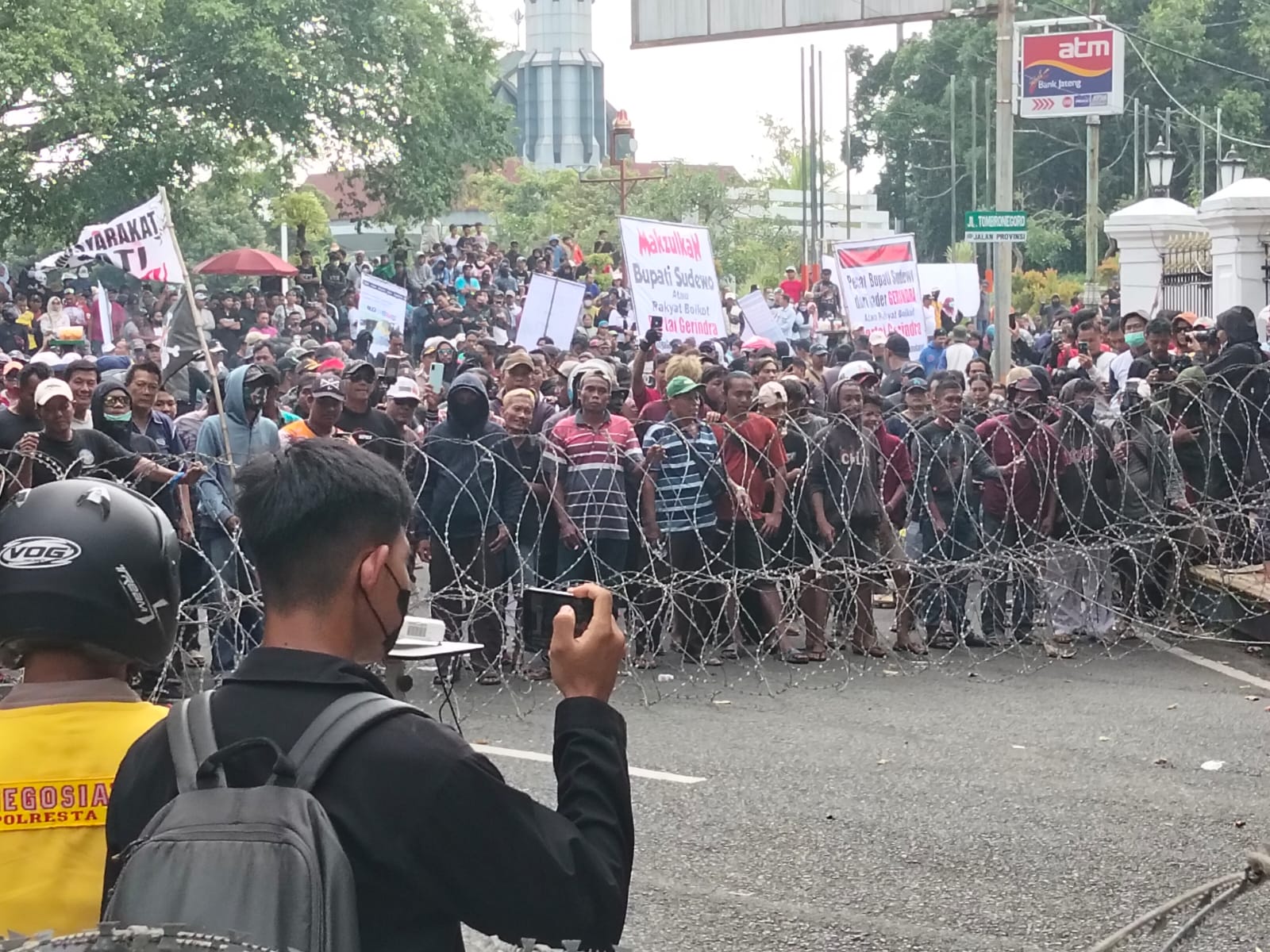 Ratusan massa tampak memadati kawasan Simpang Lima untuk mengawal jalannya rapat Paripurna Hak Angket DPRD Kabupaten Pati.