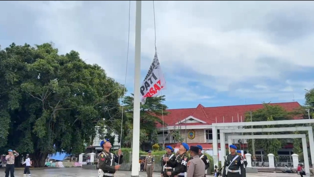 TNI-Polri Turunkan Bendera AMPB yang Gantikan Merah Putih di Simpang Lima Pati. (ACHMAD ULIL ALBAB)
