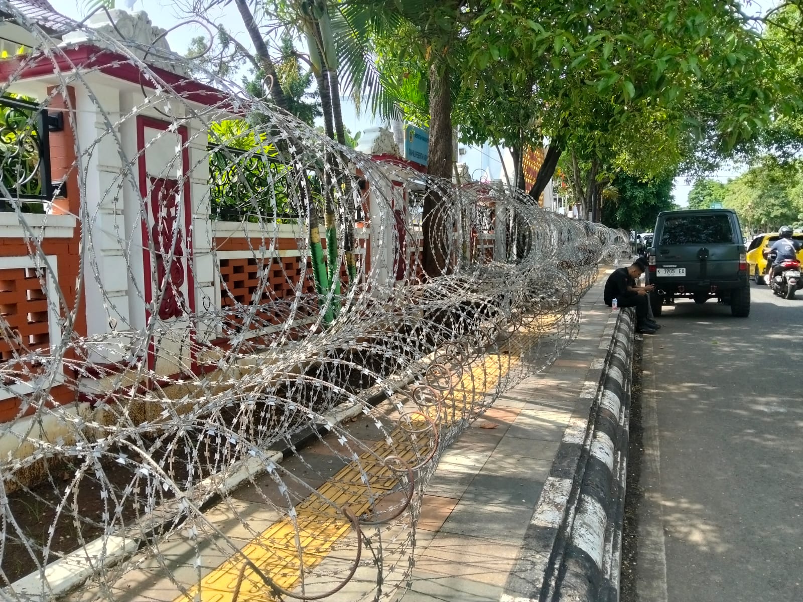 Petugas memasang kawat berduri untuk meningkatkan keamanan di DPRD dan Pemkab Pati.