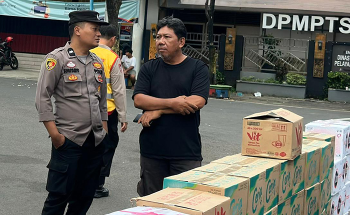 Fakta video viral donasi AMPB: Petugas Polresta justru beri imbauan humanis, bukan lakukan perampasan seperti narasi beredar. (ACHMAD ULIL ALBAB)