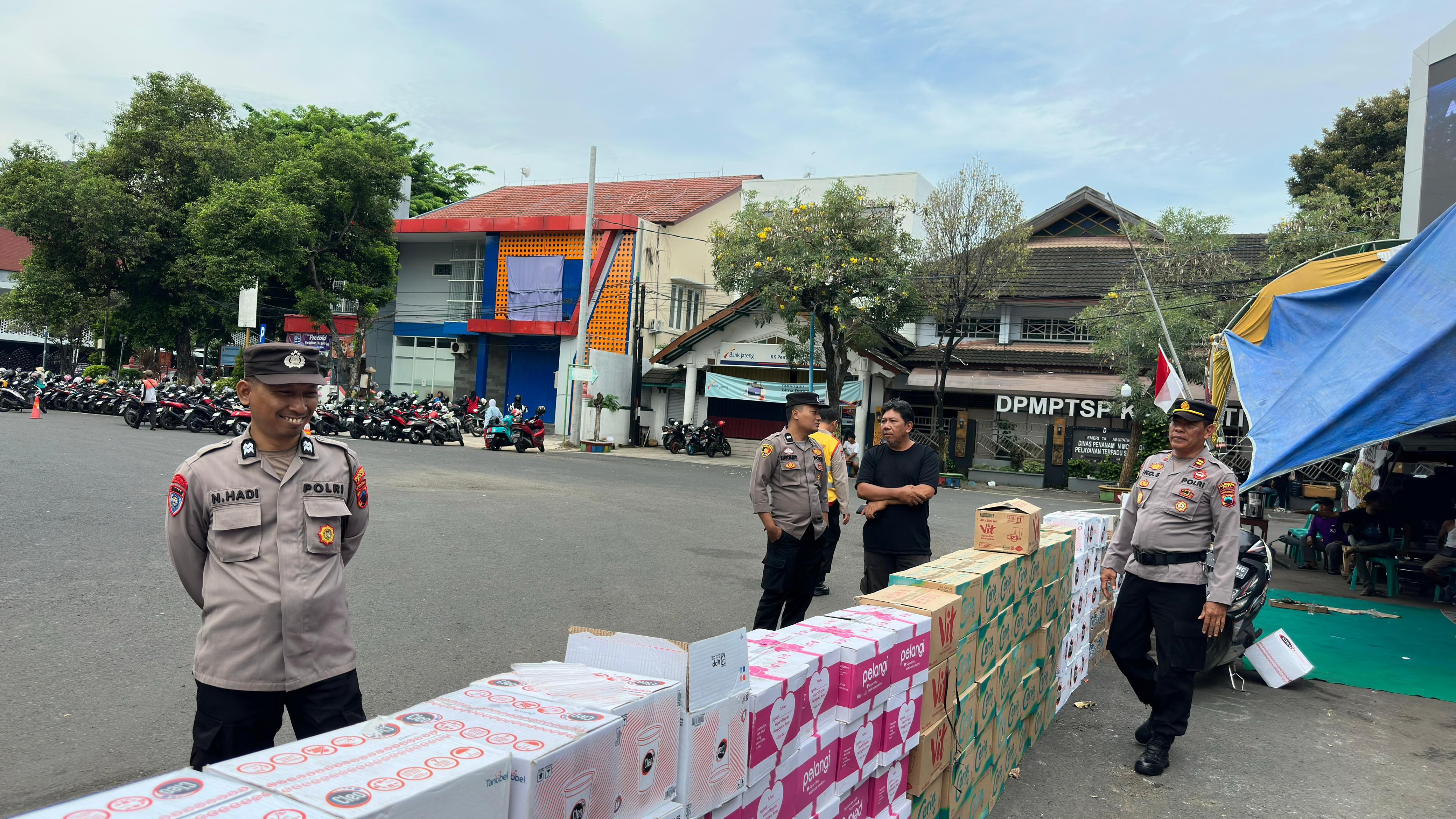 Video polisi rampas air mineral di Posko AMPB ternyata hoaks. Polresta Pati jelaskan itu hanya pemeriksaan keamanan rutin.(ACHMAD ULIL ALBAB)