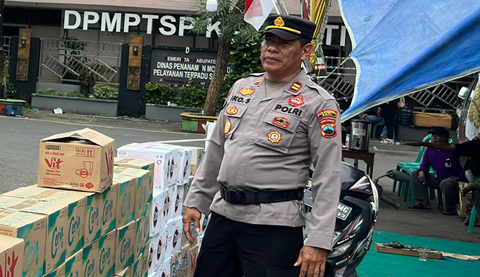 Polresta Pati tegaskan tidak ada perampasan donasi di Posko AMPB. Petugas hanya beri edukasi & pemeriksaan humanis.(ACHMAD ULIL ALBAB)