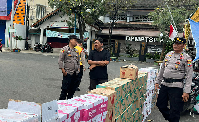 Polresta Pati klarifikasi isu perampasan donasi di Posko AMPB. Pemeriksaan dilakukan secara humanis demi keamanan wilayah.(ACHMAD ULIL ALBAB)