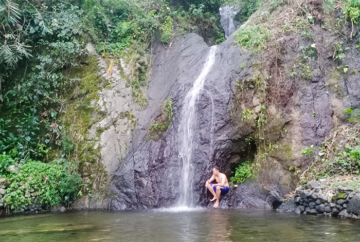 SEJUK: Pengunjung sedang menikmati sejuknya air terjun di Kali Banteng kemarin.(ANDIKA TRISNA SAPUTRA/RADAR PATI)