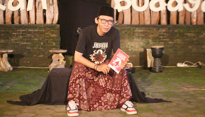 DISUKSI: Arif Sutoyo saat menghadiri sebuah acara seni budaya di Kudus beberapa waktu yang lalu.(DOKUMEN ARIF SUTOYO)