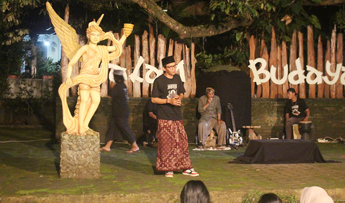 DISUKSI: Arif Sutoyo saat menghadiri sebuah acara seni budaya di Kudus beberapa waktu yang lalu.(DOKUMEN ARIF SUTOYO)