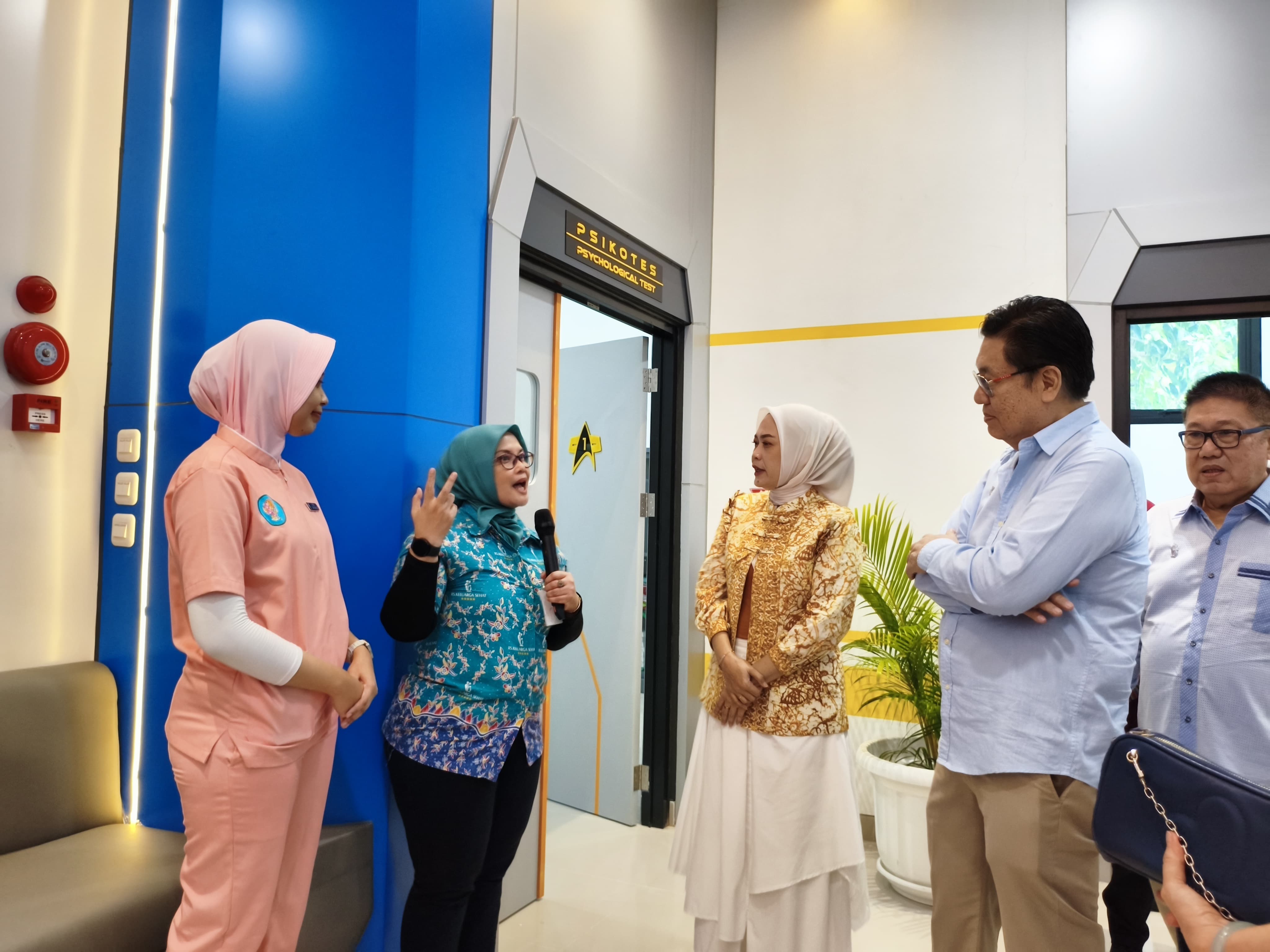 Perwakilan dari Dinas Kesehatan Kabupaten Pati saat room tour di Child Development Center RS KSH Pati. (ACHMAD ULIL ALBAB/RADAR KUDUS)