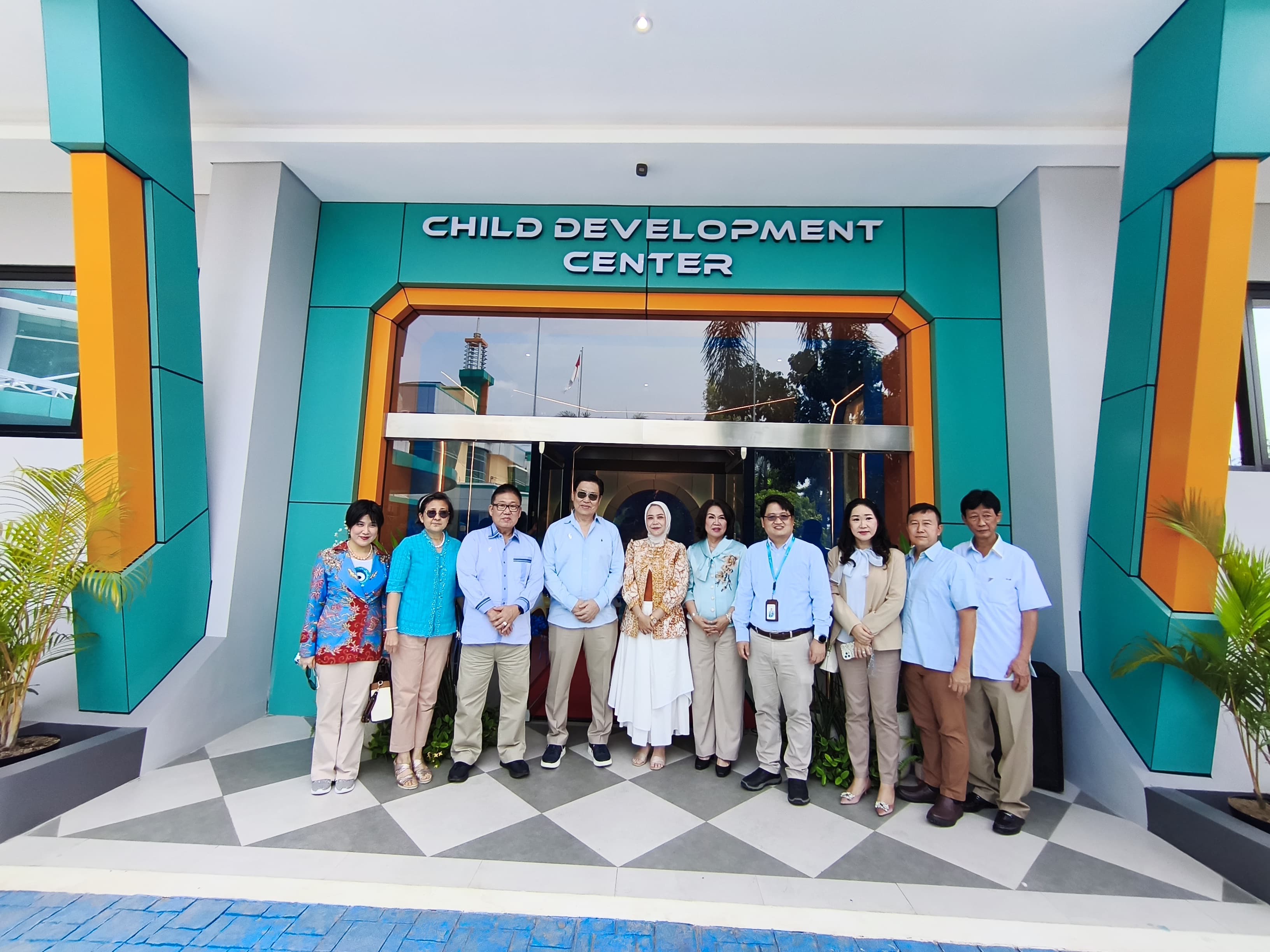 Jajaran direksi dan manajemen RS KSH Pati di depan gedung Child Development Center.