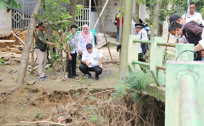 MONITORING: Wakil Bupati Mochamad Hanies Cholil Barro bersama anggota Komisi V DPR RI, BPBD dan Dputaru Rembang saat meninjau jembatan Sekarsari.(PROKOPIMDA RBG UNTUK RADAR PATI)