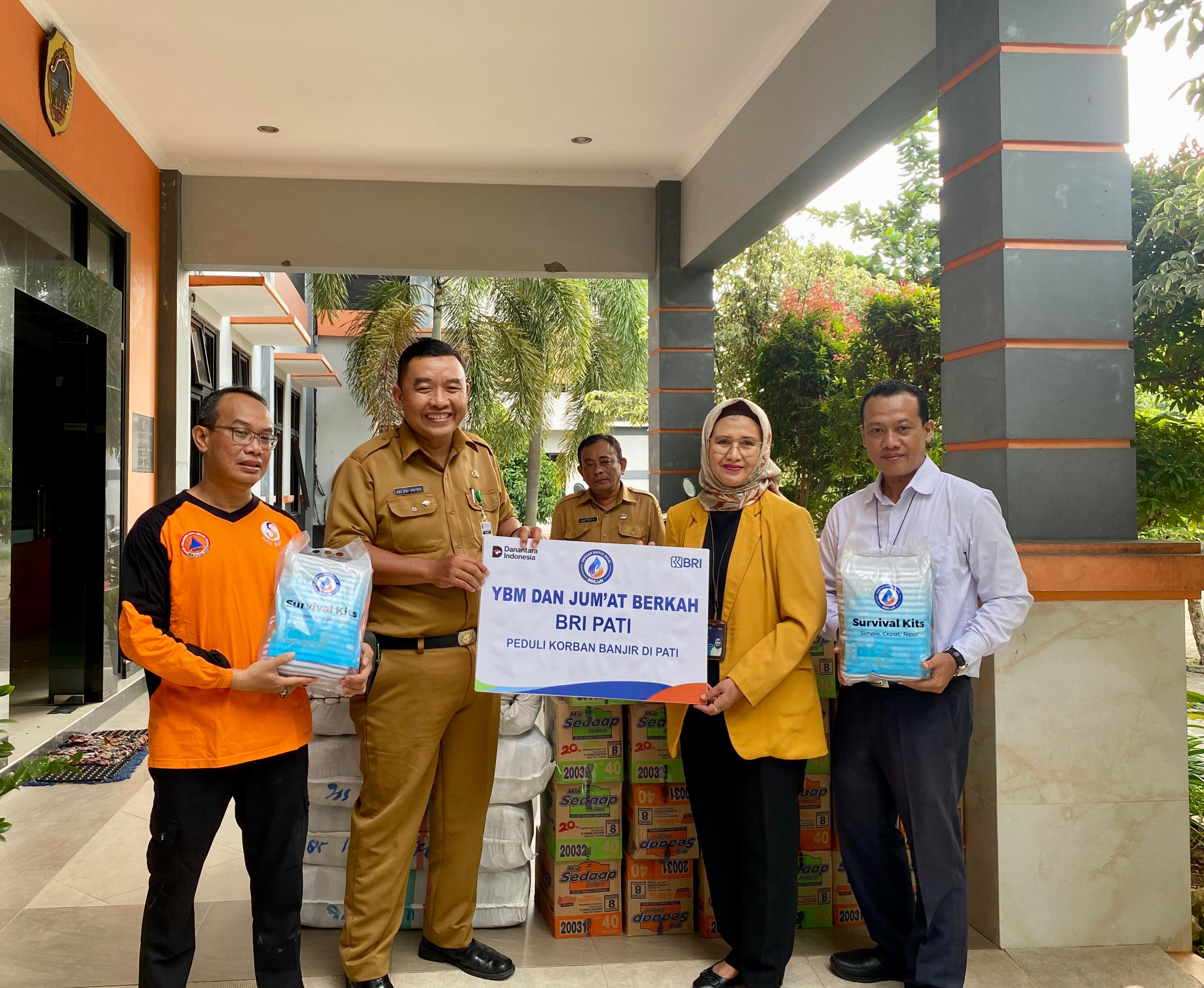 BRI PEDULI: Pjs. Pemimpin Cabang BRI Pati Ishani (Dua dari Kanan) menyerahkan bantuan secara simbolis untuk korban banjir di Kabupaten Pati melalui BPBD Kabupaten Pati.