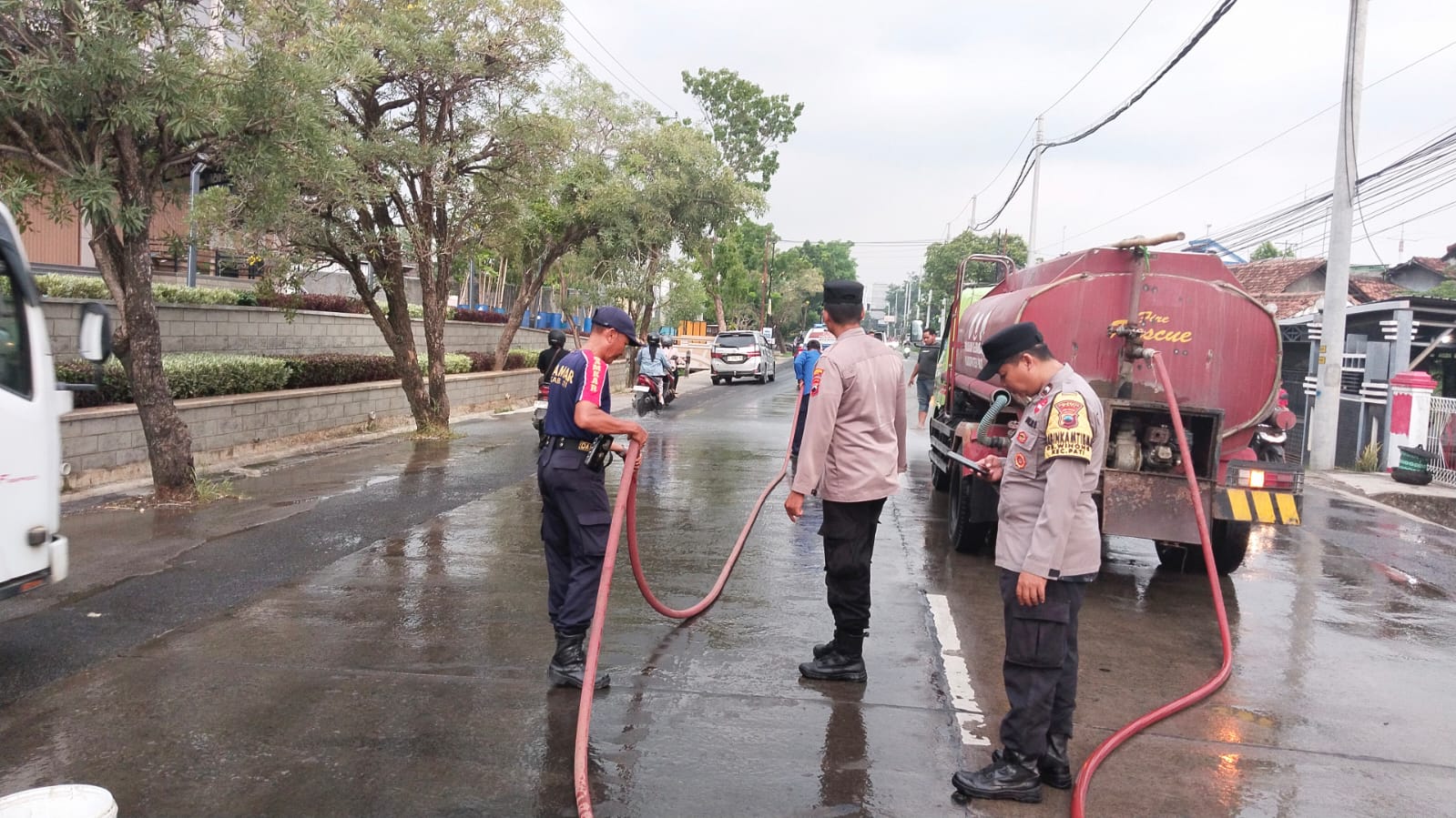 Petugas membersihkan tumpahan BBM di Jalan Kembangjoyo, tepatnya di depan swalayan sepatu Jnice, Kelurahan Kalidoro, Kecamatan Pati, Selasa (4/11/2025) sore. (POLRESTA PATI)