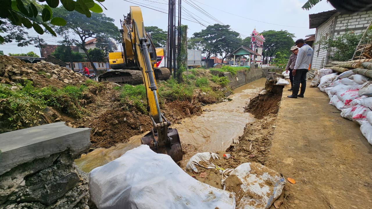 Pembangunan tanggul darurat di Desa Ketitangwetan Batangan Pati oleh BNPB. (DOK BNPB)