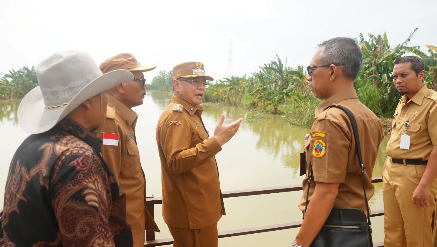 Bupati Sudewo bersama jajaran DPUPR meninjau Sungai JU II yang merupakan hulu dari Sungai Juwana atau Silugonggo. (HUMAS PATI UNTUK RADAR KUDUS)