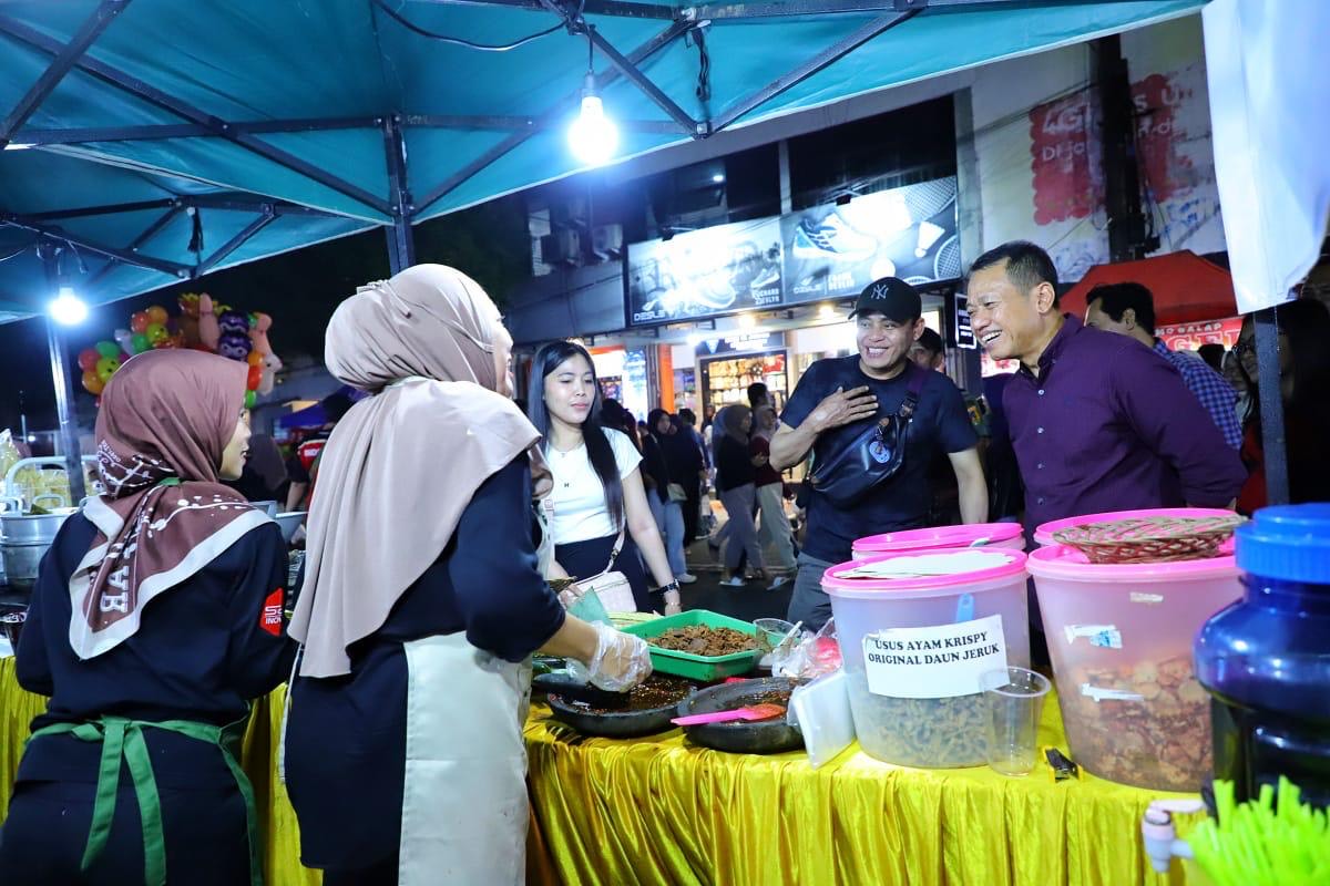 MENIKMATI JAJANAN: Bupati Kudus Sam&rsquo;ani mengampiri lapak jajanan pedagang CFN.