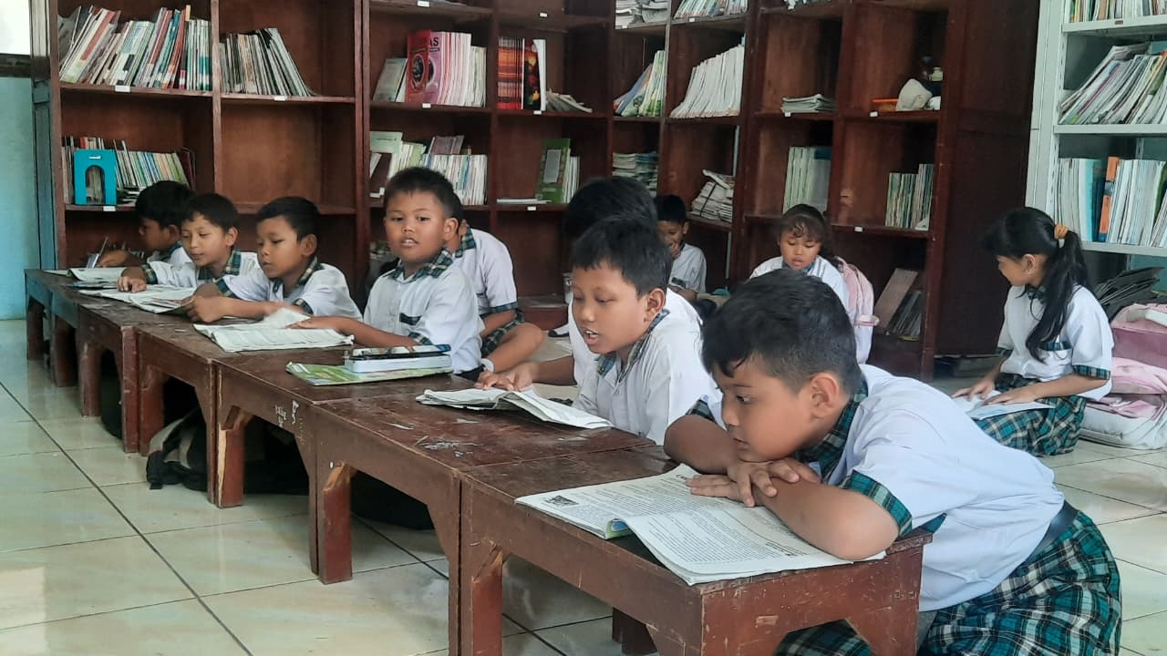 Sejumlah siswa SD sedang menjalani kegiatan belajar.