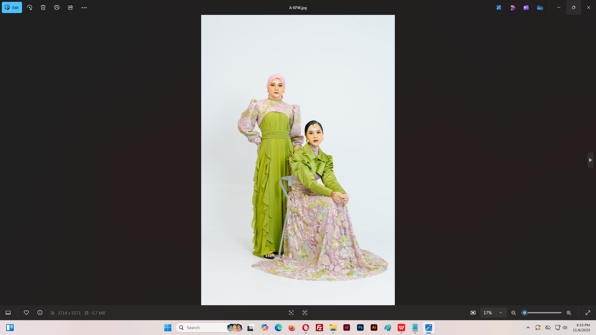 TAMPIL MEMESONA: Model memakai fashion koleksi untuk baju lebaran yang akan tampil di KFW.