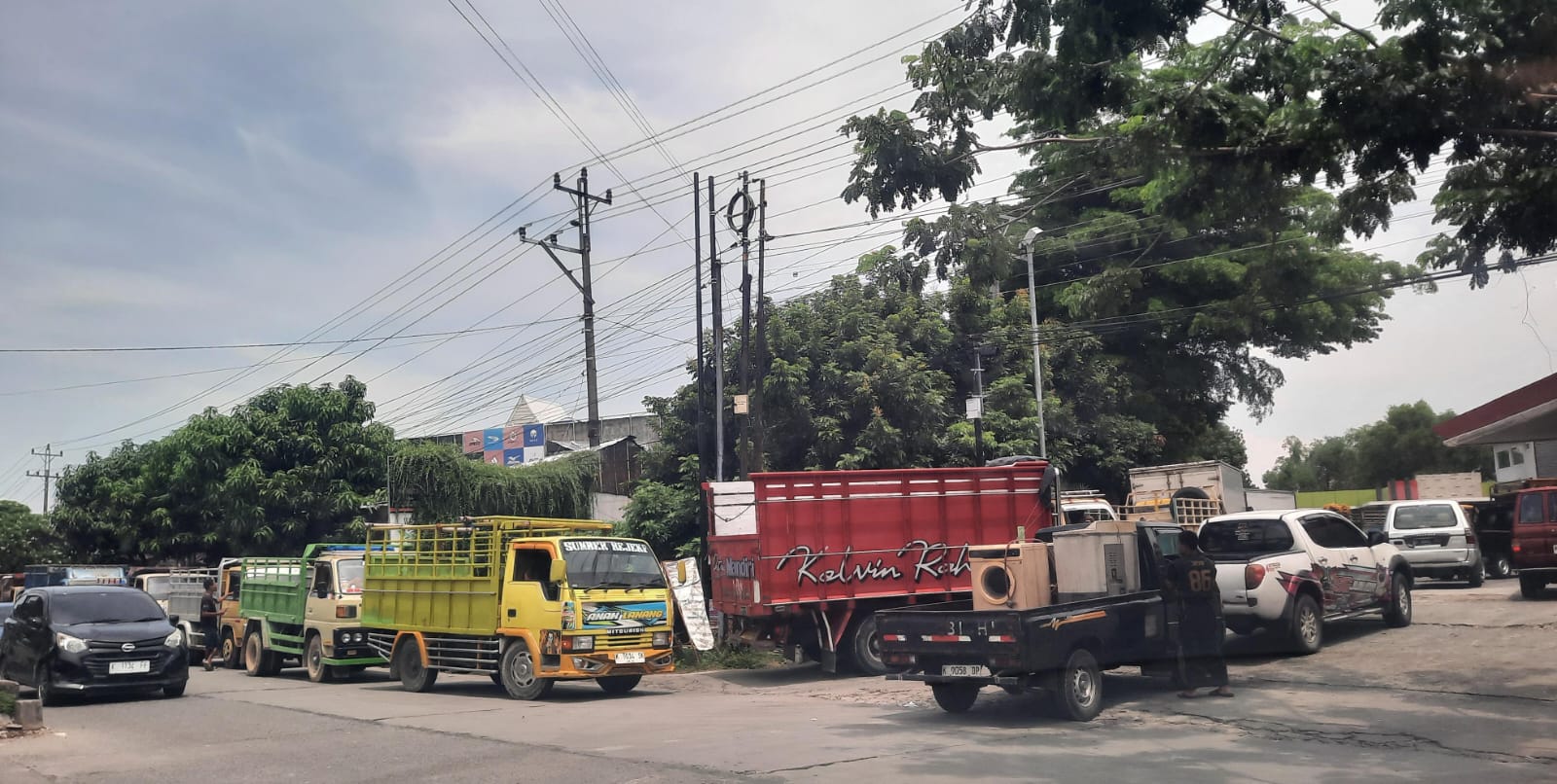 DEMI DAPAT SOLAR: Antrean panjang truk dan mobil di SPBU Gajah Mada Purwodadi, Kabupaten Grobogan (7/11).