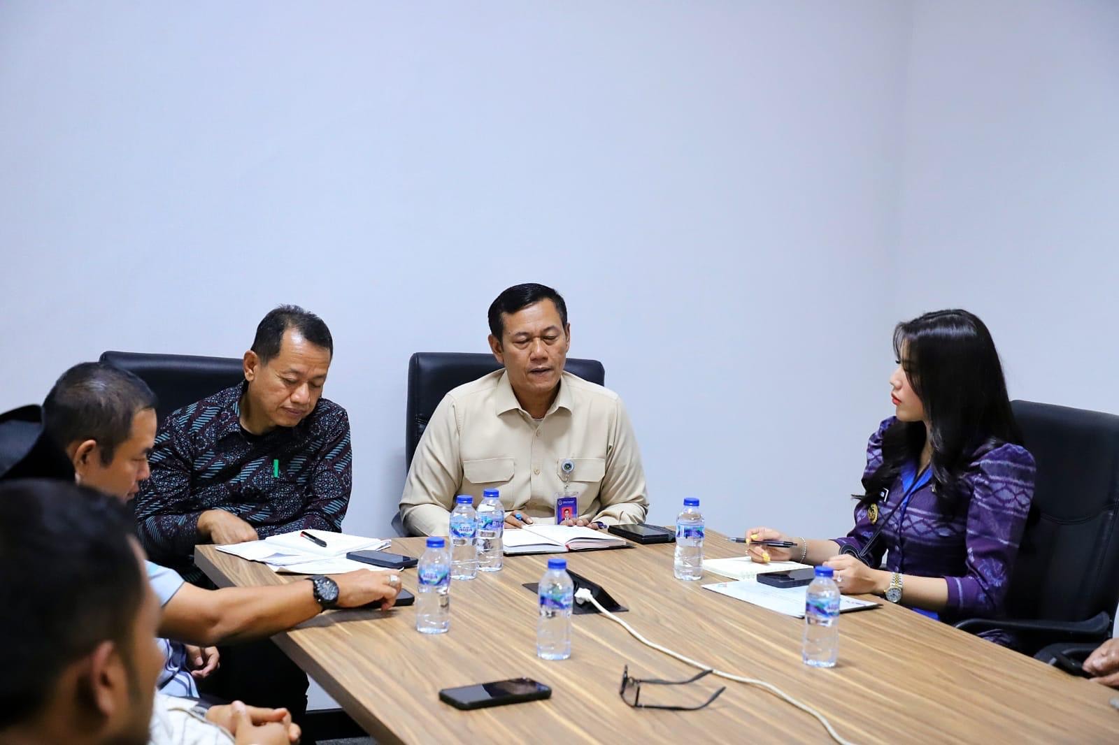 KOORDINASI: Bupati Kudus Sam&rsquo;ani Intakoris (kiri menghadap kamera) bertemu dengan Sekretaris Deputi Bidang Penyediaan dan Penyaluran BGN Budi Utomo.