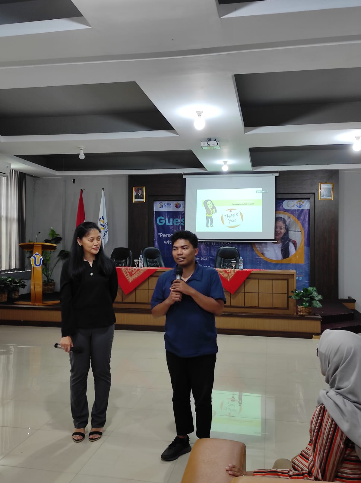 INTERAKTIF : Narasumber Kuliah Tamu Francisca Maria Ivone dari Universitas Negeri Malang (kiri) dalam sesi tanya jawab dengan salah satu mahasiswa FKIP BI UMK
