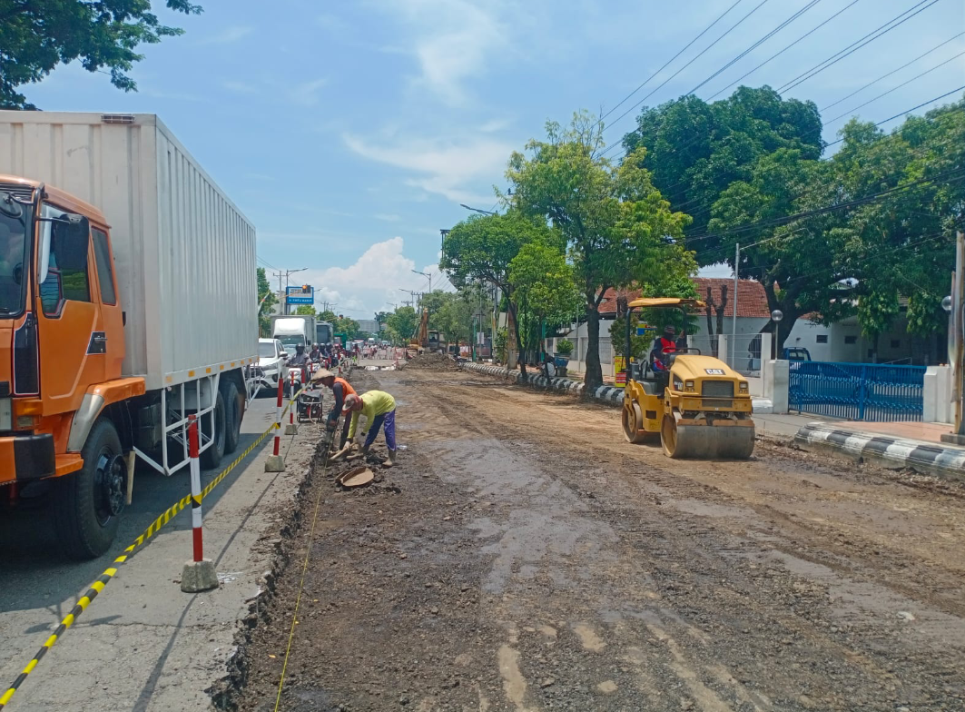 PENGERJAAN: Pekerja proyek sedang mengerjakan perbaikan jalan di Jalan R. Agil Kusumadya, awal November. (ANDIKA TRISNA SAPUTRA/RADAR KUDUS)