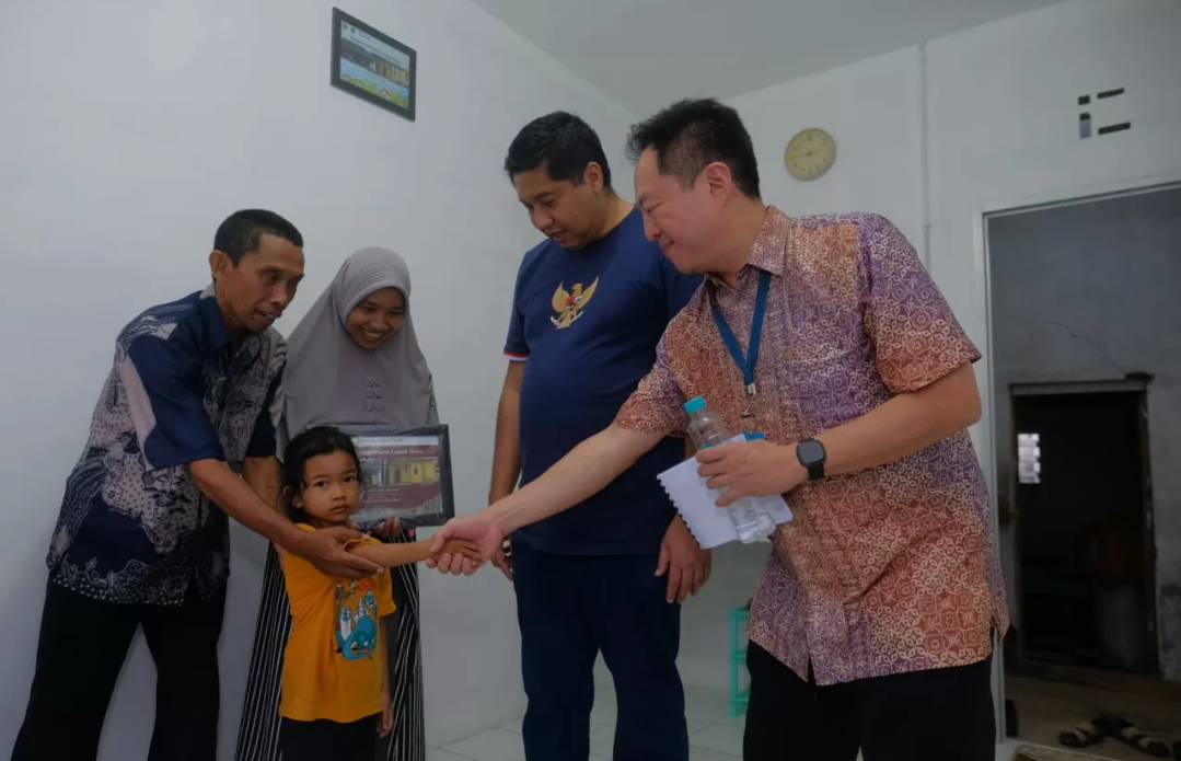 PKP Maruarar Sirait bersama COO PT Djarum Victor Rachmat Hartono meninjau bangunan RSLH di Pasuruan Kidul. (DJARUM UNTUK RADAR KUDUS)
