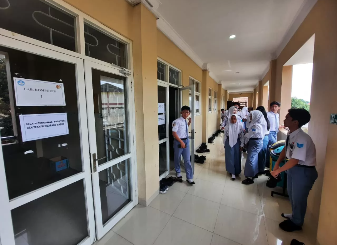 UJI: Siswa SMA 1 Kudus di luar ruangan setelah selesai tes kemampuan akademis (TKA) kemarin. (INDAH SUSANTI/RADAR KUDUS)